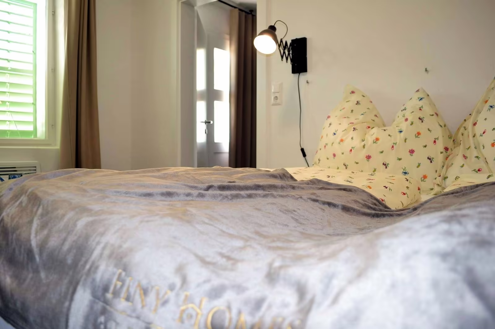 Double bed in the bedroom