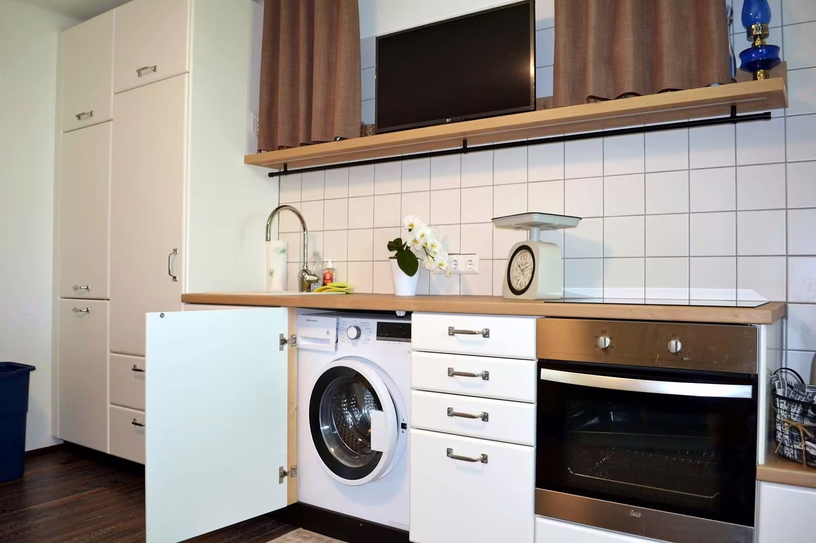 Kitchen-living room with oven, washing machine and TV